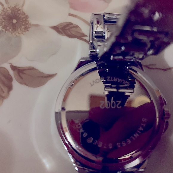 Pretty Silver Watch. Never worn. Perfect condition - Picture 4 of 4